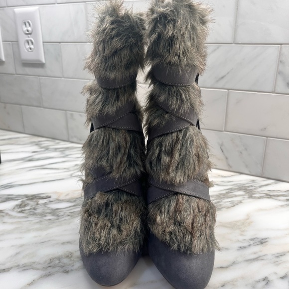 New! Women's Charles By Charles David Alberta Gray Microsuede Faux Fur Boot - Picture 10 of 14